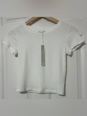 She + Sky Women’s White Ribbed Tee Crop Top Stretch NWT Size M